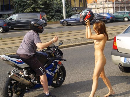 Девушка без трусов на мотоцикле