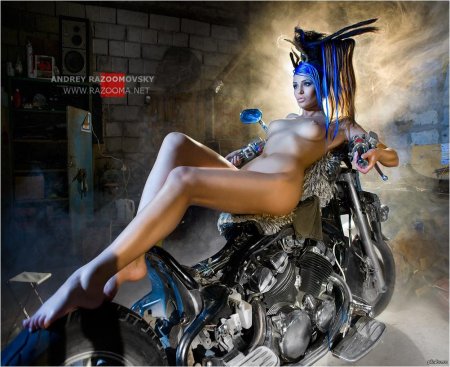 Эротическая фотосессия с мотоциклом