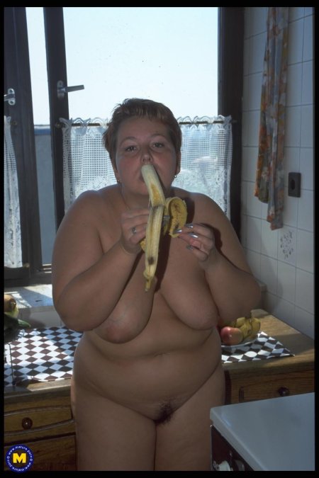 Девушка с бананом