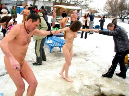 Голые купаются на крещение