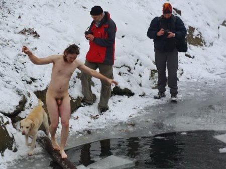 Голые купаются в проруби