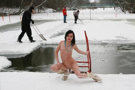 Голышом в проруби