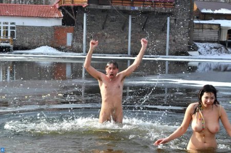 Голые парни купаются в проруби