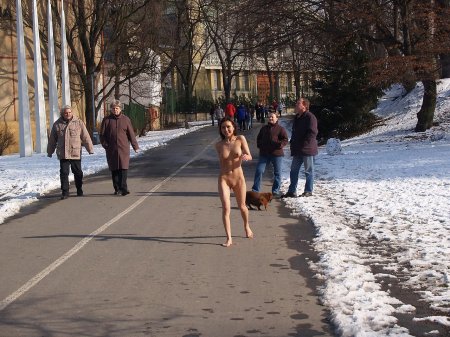 Голые люди на улице