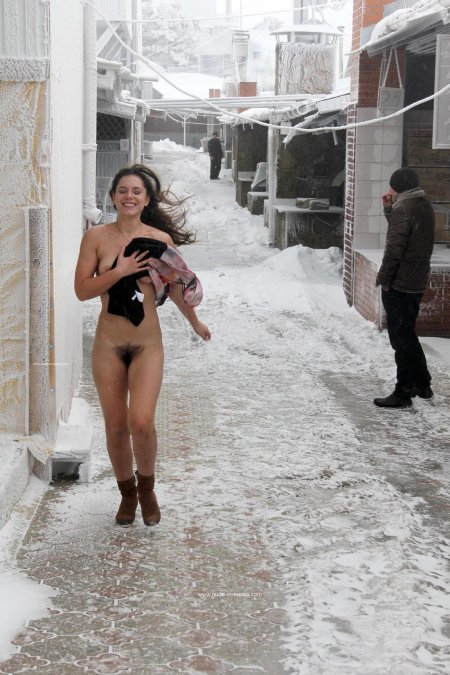 Публичное обнажение зимой