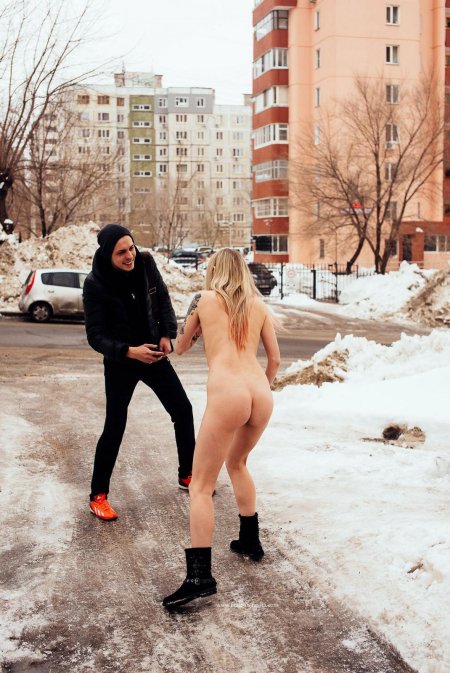 Голые женщины гуляют по улице зимой