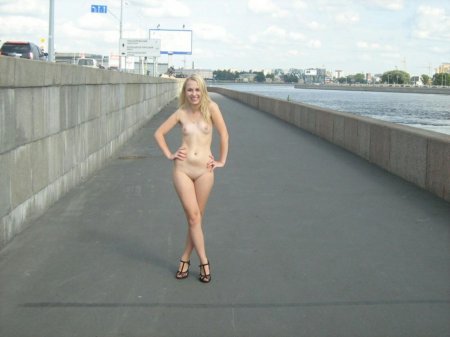Голые девушки в торговом центре