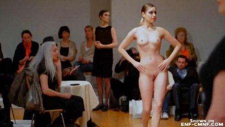 Голая модель на подиуме
