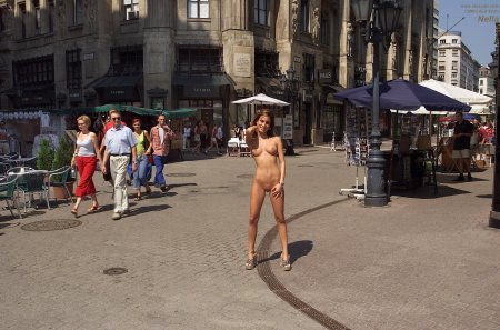 Голые люди на улицах города