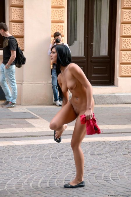 Голая девушка на улице