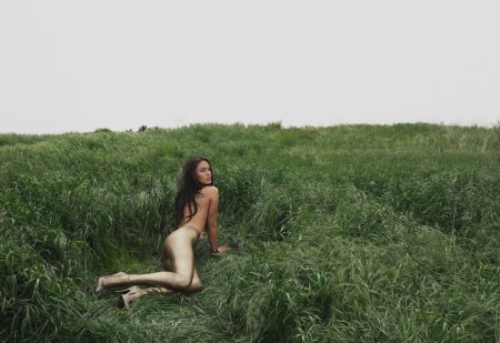 Девушка голышом в траве