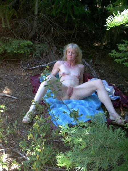 Пьяные голые женщины в лесу