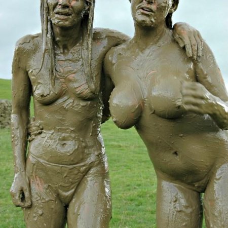 Девушка в грязи