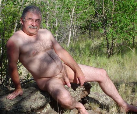 Пожилые мужчины голышом