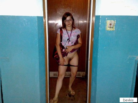 Девушка разделась в подъезде