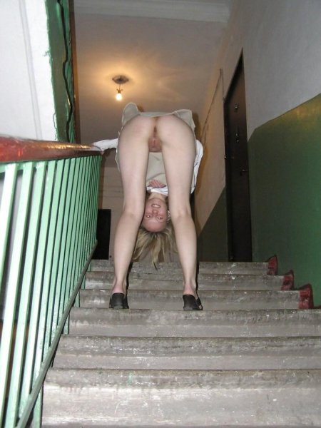 Девушки без трусов в подъезде