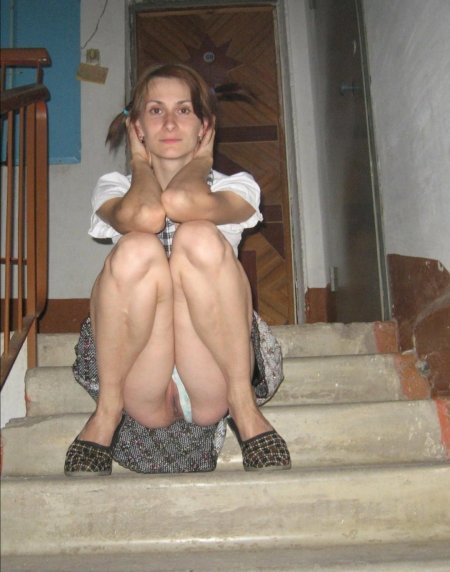 Голая жена в подъезде