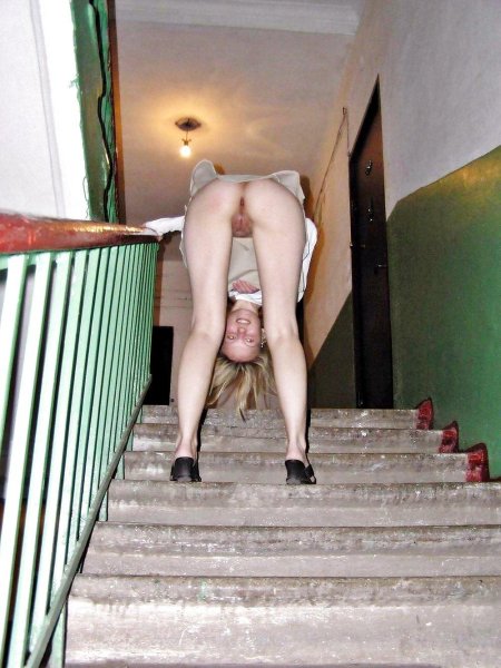 Девушки без трусов в подъезде