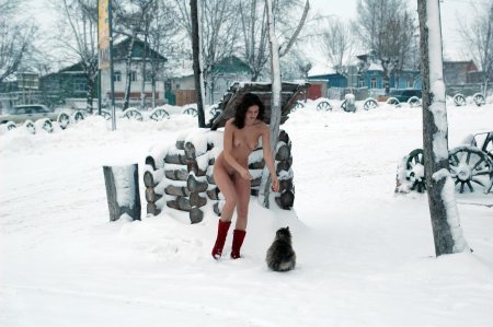 Голые в снегу