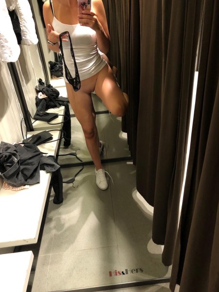 Самострелы девушек в примерочных