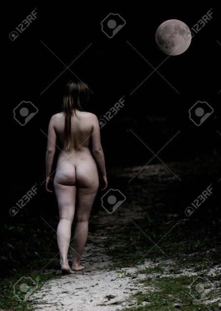 Девушка под луной