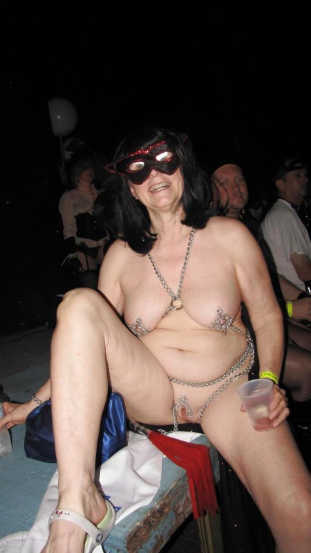 Взрослые женщины голые на фестивале