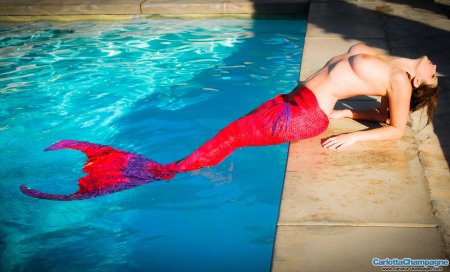 Девушка в костюме русалки эро