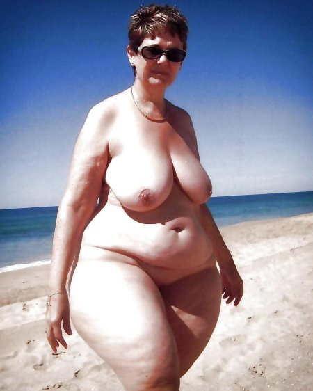 Голые пышные женщины на пляже