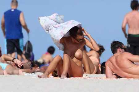 Девушки топлесс на пляже майами