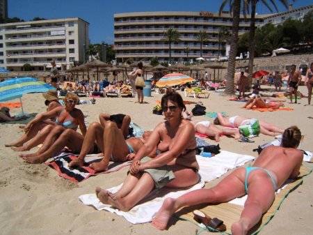 Пляж топлесс много людей