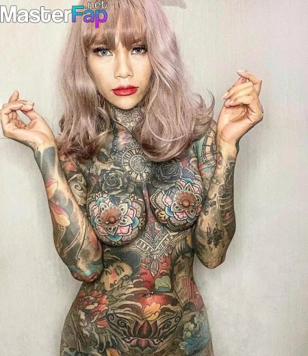 Женщина с татуировками