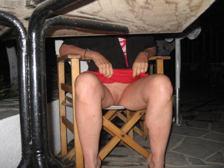 Под юбкой под столом