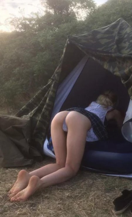 Девушка в палатке