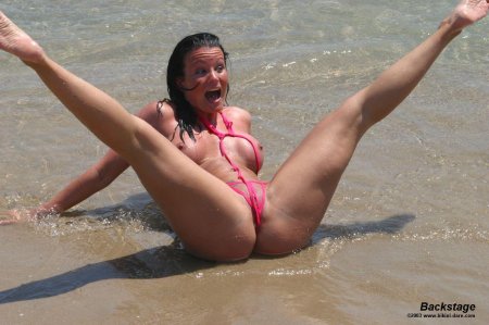 Расставленные ноги на пляже без бикини