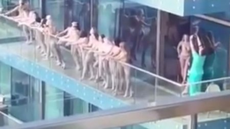 Девушки в дубае на балконе