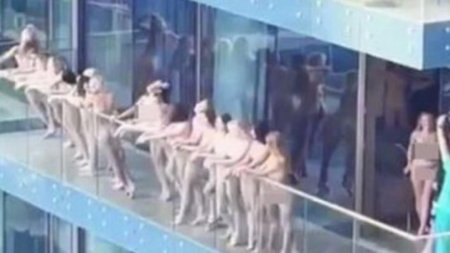 Девушки в дубае на балконе