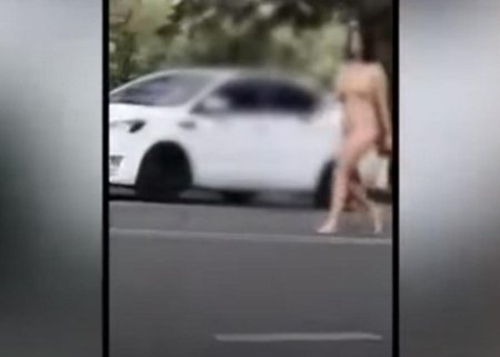 Голая женщина на улице