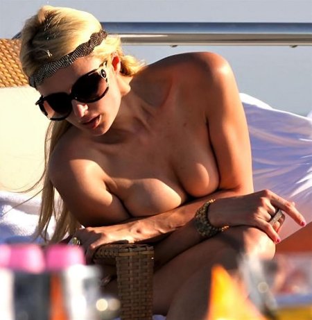Пэрис хилтон голая грудь