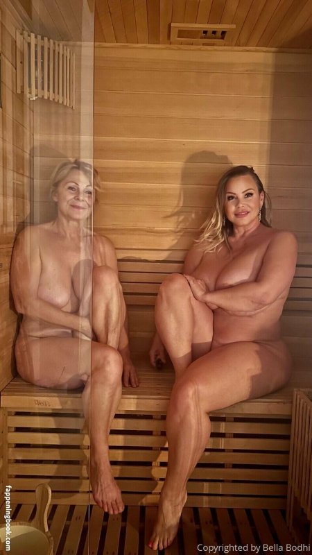 Милфы в сауне