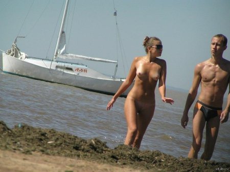 Голые нудисты на пляже