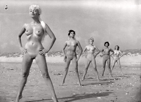 Голые женщины на пляже ретро