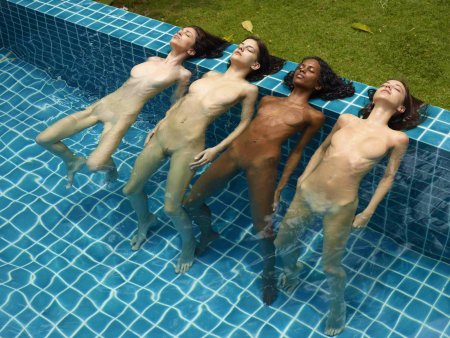 Девушка в бассейне