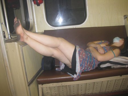 Женщина спит в электричке