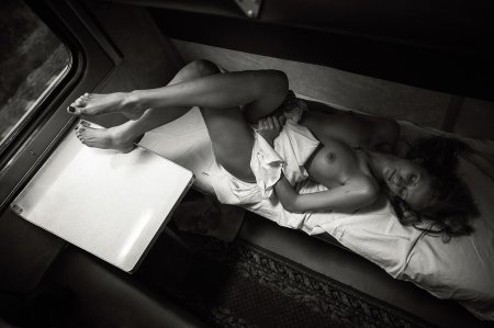 Красивая девушка в поезде ню