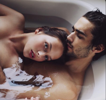 Мужчина и женщина в ванной
