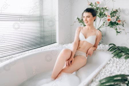 Женское тело в ванной