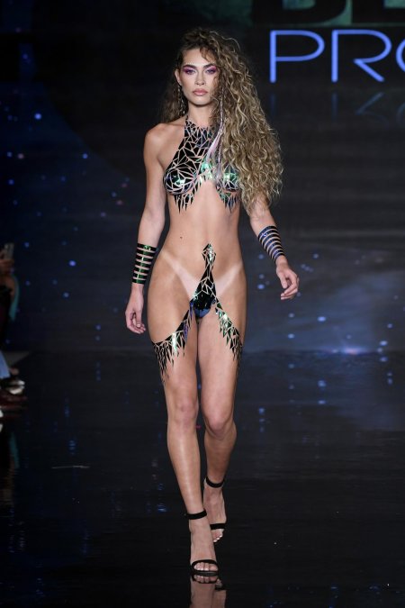 Голые модели на показе мод