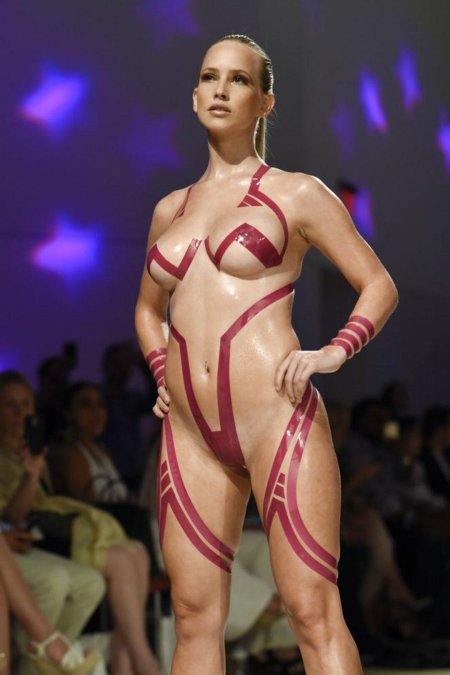 Голые показы