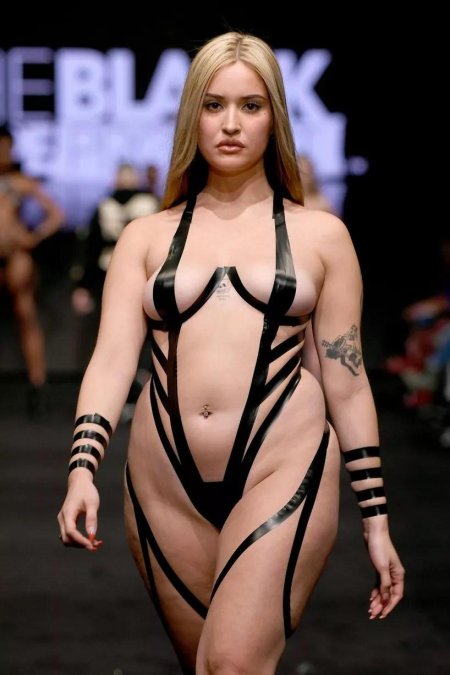 Показ мод голые