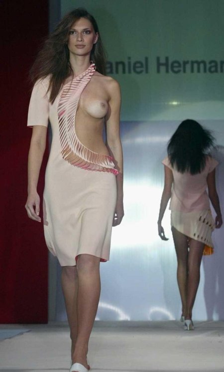 Голые женщины на подиуме